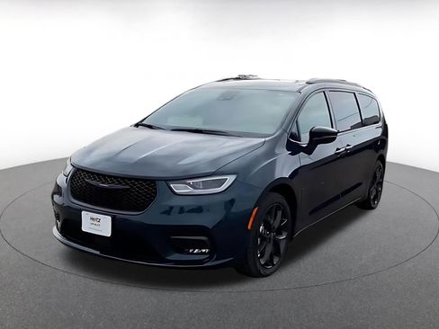 Used 2025 Chrysler Pacifica Limited image 7