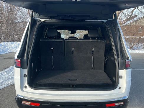 Used 2024 Jeep Wagoneer Series II w/ Flexible Seating Group image 5