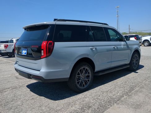 New 2026 Ford Expedition Platinum AWD/4WD image 3