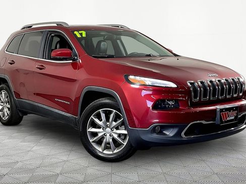 Used 2017 Jeep Cherokee Limited image 3