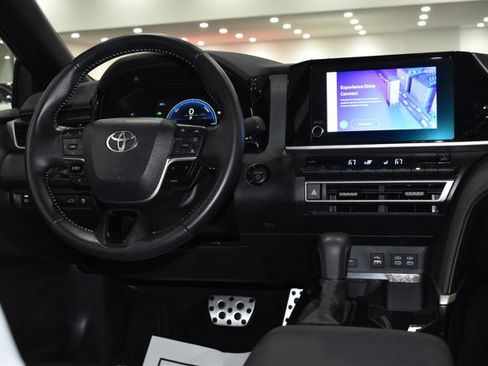 Used 2025 Toyota Camry SE image 18