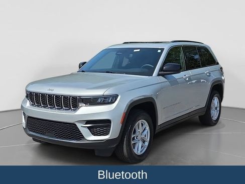 Used 2024 Jeep Grand Cherokee Laredo X w/ Luxury Tech Group I RWD image 4