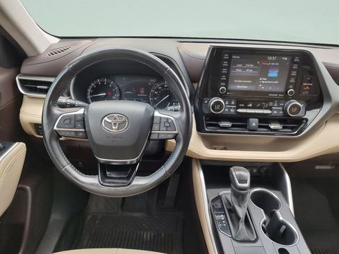 Used 2021 Toyota Highlander XLE FWD image 10