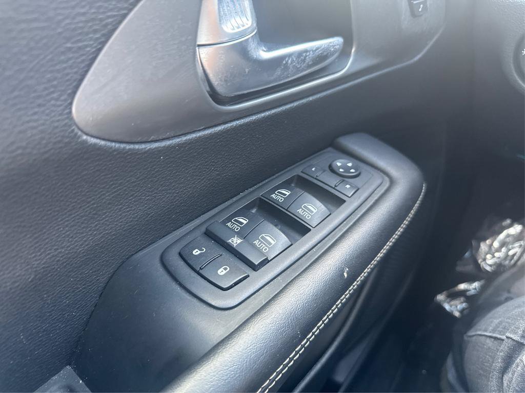 Used 2025 Chrysler Pacifica Select FWD image 23