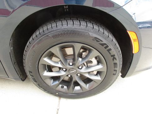 Used 2021 Chrysler Pacifica Touring-L w/ Uconnect Theater Family Group AWD/4WD image 24