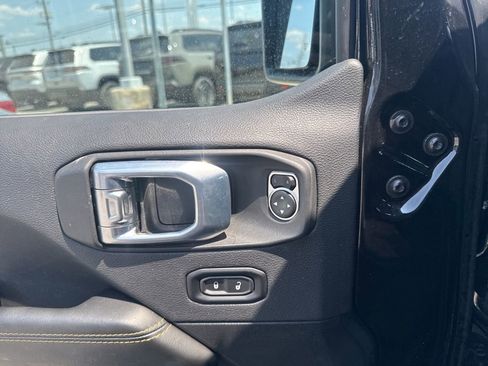 Used 2025 Jeep Wrangler Unlimited Sahara AWD/4WD image 17