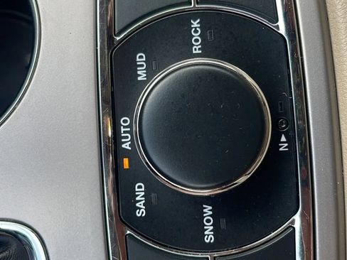 Used 2021 Jeep Grand Cherokee Laredo AWD/4WD image 16