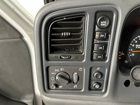 Used 2004 Chevrolet Avalanche 2500 w/ Preferred Equipment Group AWD/4WD image 16