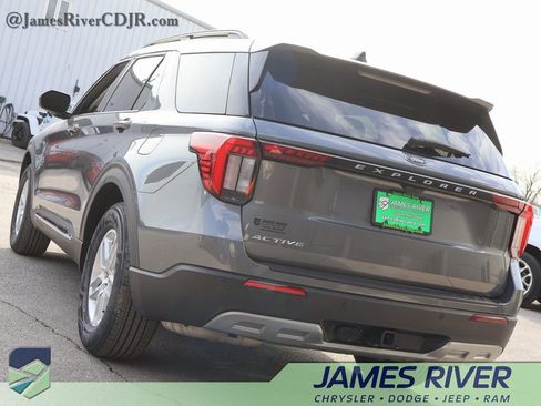 Used 2025 Ford Explorer Active w/ Active Comfort Package image 3