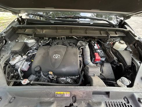 Used 2021 Toyota Highlander XLE FWD image 12