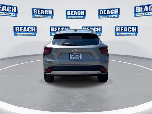 Used 2025 Chevrolet Trax LT FWD image 7