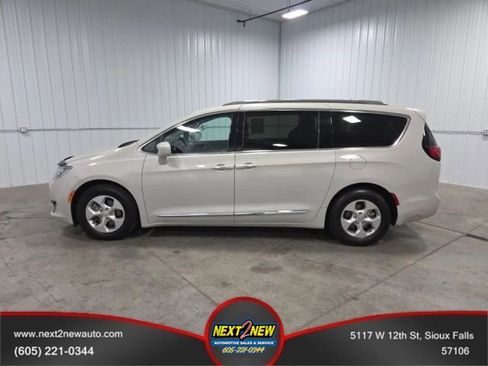 Used 2017 Chrysler Pacifica Touring-L Plus FWD image 1