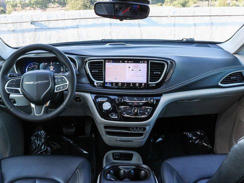 Used 2024 Chrysler Pacifica Limited FWD image 13