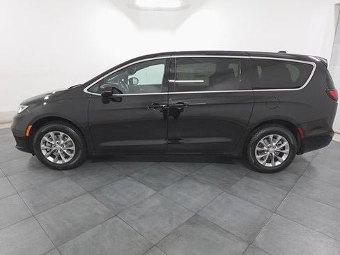 New 2026 Chrysler Pacifica Select image 2