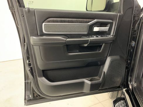 Used 2019 RAM 2500 Big Horn w/ Night Edition AWD/4WD image 17