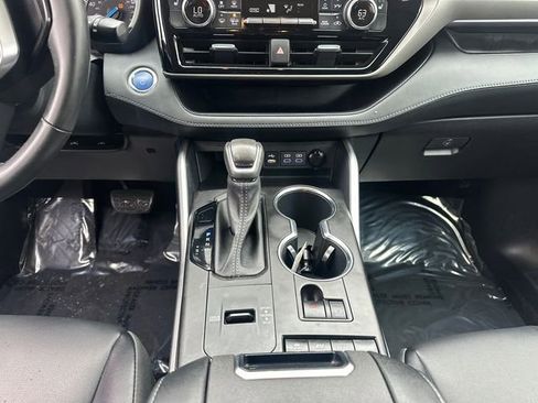 Used 2022 Toyota Highlander XLE AWD/4WD image 25