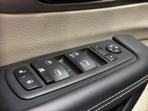 Used 2024 Chrysler Voyager LX image 33