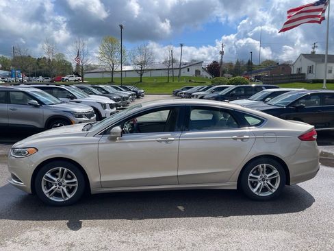 Used 2018 Ford Fusion SE w/ Fusion SE Technology Package FWD image 3