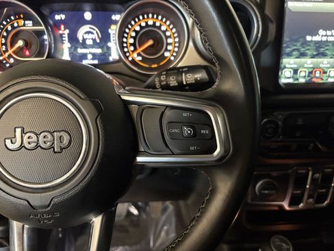 Used 2018 Jeep Wrangler Unlimited Sahara w/ Uconnect 4C Nav & Sound Group AWD/4WD image 18