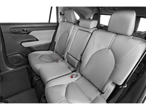 Used 2024 Toyota Highlander XLE AWD/4WD image 13