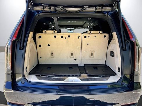 Used 2021 Cadillac Escalade Premium Luxury w/ LPO, Illumination Package AWD/4WD image 27