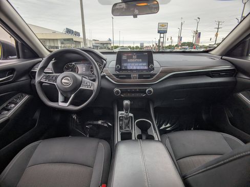 Used 2024 Nissan Altima 2.5 SV FWD image 15