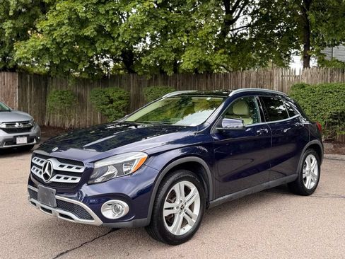 Used 2019 Mercedes-Benz GLA 250 4MATIC w/ Premium Package image 2
