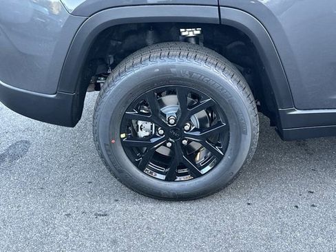 New 2025 Jeep Grand Cherokee Altitude image 17