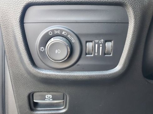 Used 2022 Jeep Grand Cherokee Limited image 17