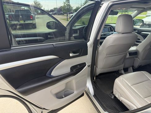Used 2017 Toyota Highlander XLE AWD/4WD image 13