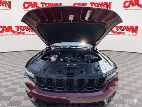 Used 2024 Jeep Grand Cherokee Altitude AWD/4WD image 25