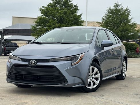 Used 2025 Toyota Corolla LE FWD image 2