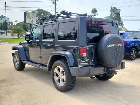 Used 2018 Jeep Wrangler Unlimited Sahara w/ Connectivity Group AWD/4WD image 3