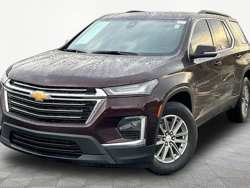 Used 2023 Chevrolet Traverse LT image 1