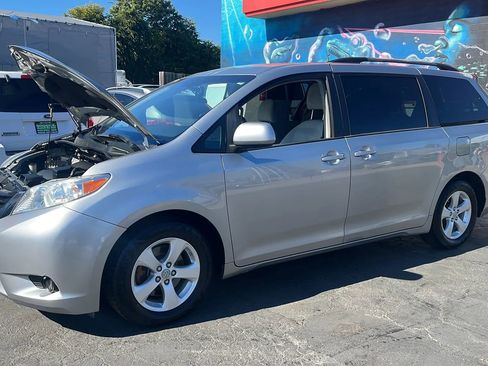Used 2011 Toyota Sienna LE image 2