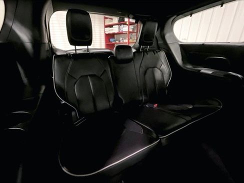 Used 2025 Chrysler Pacifica Limited FWD image 28