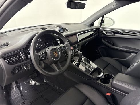 Certified 2025 Porsche Macan image 4