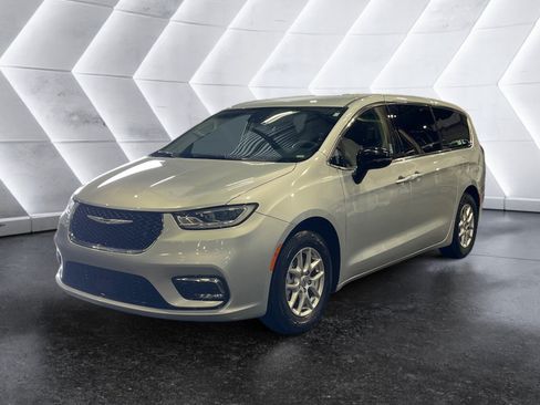 Used 2024 Chrysler Pacifica Touring-L FWD image 18