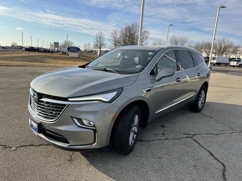 Used 2024 Buick Enclave Premium image 3