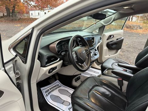 Used 2017 Chrysler Pacifica Touring-L Plus image 31