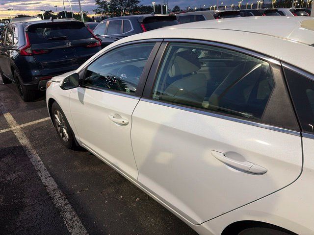 Used 2015 Hyundai Sonata SE w/ Option Group 09 FWD image 2