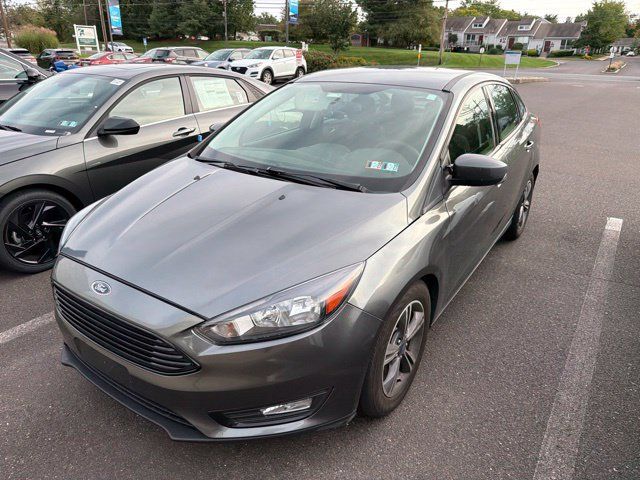 Used 2018 Ford Focus SE w/ SE Appearance Package FWD image 2