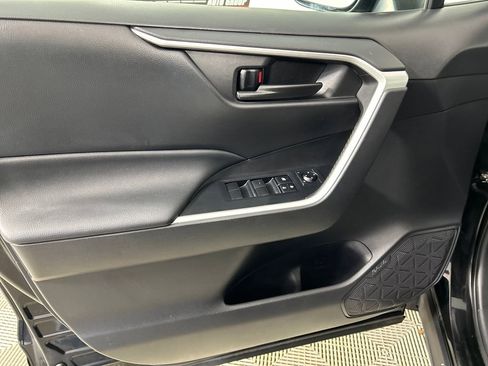 Used 2021 Toyota RAV4 LE image 9