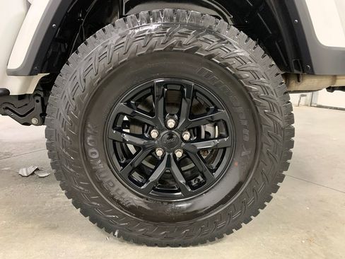 Used 2023 Jeep Gladiator Sport image 4