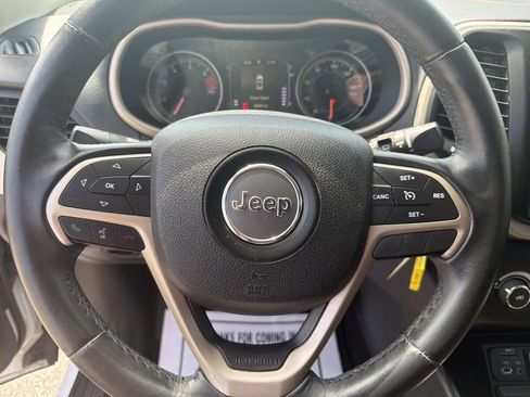 Used 2016 Jeep Cherokee Sport FWD image 8