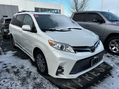 Used 2020 Toyota Sienna XLE image 1