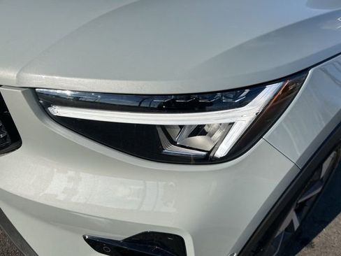 Certified 2025 Volvo XC40 B5 Plus AWD/4WD image 7