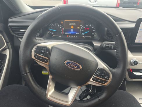 Used 2024 Ford Explorer XLT AWD/4WD image 6