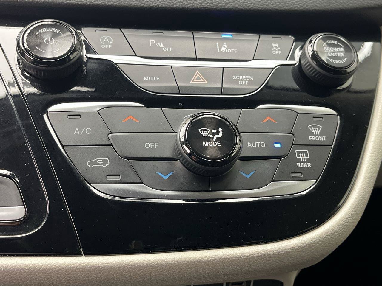 Used 2024 Chrysler Pacifica Touring-L FWD image 21
