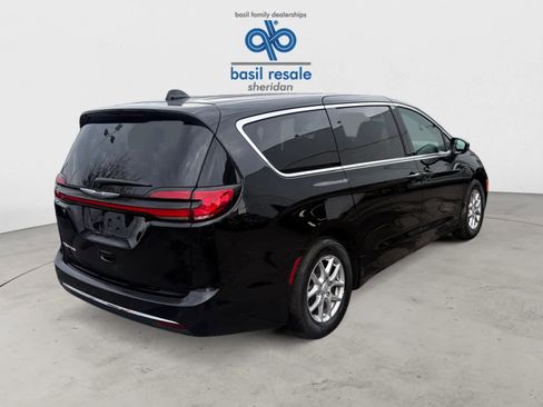 Used 2026 Chrysler Pacifica Select FWD image 5